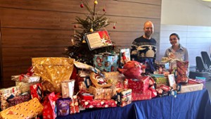 Geschenkübergabe der Wunschzettel-Aktion